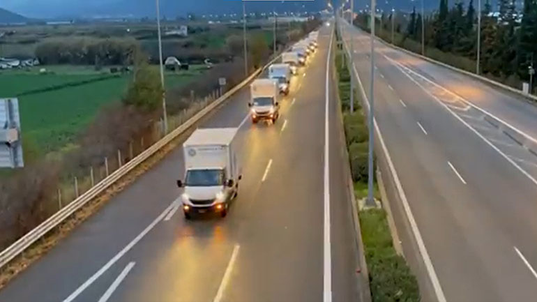 Φορτηγά με είδη πρώτης ανάγκης έφτασαν στις σεισμόπληκτες περιοχές της ΠΕ Λάρισας